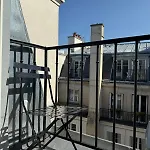 Studio Trocadero Devant Le Metro Passy